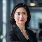 陈晓薇，艳母在线创始人兼首席执行官，专业自信的女性管理者形象，背景为简洁的办公环境
